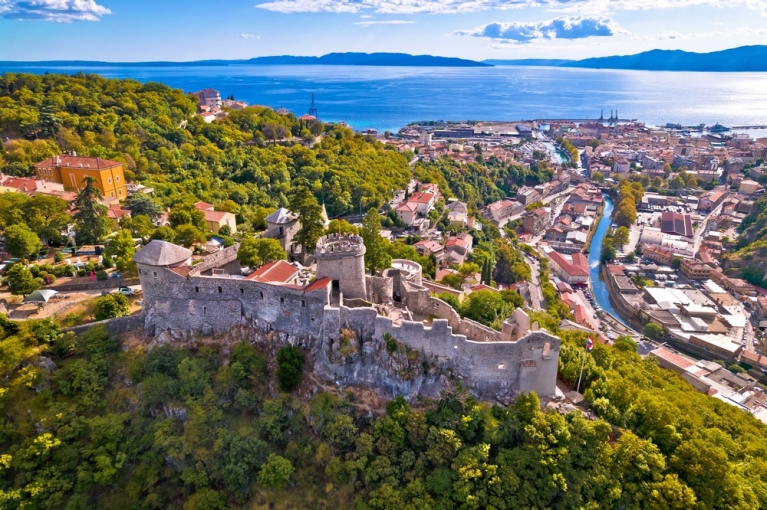 Ripresa aerea di Rijeka, Croazia e della foresta e del mare circostanti