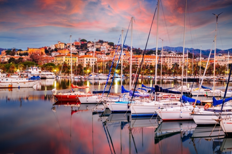 De haven van La Spezia bij zonsondergang