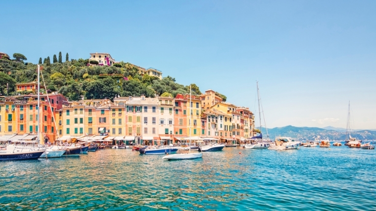 Ein sonniger Blick auf Portofino vom Wasser aus