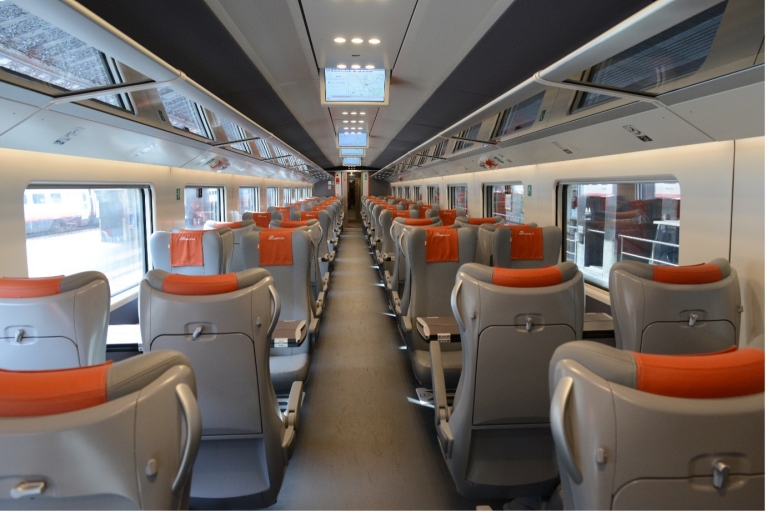 Bagage en tv-scherm in Le Frecce trein