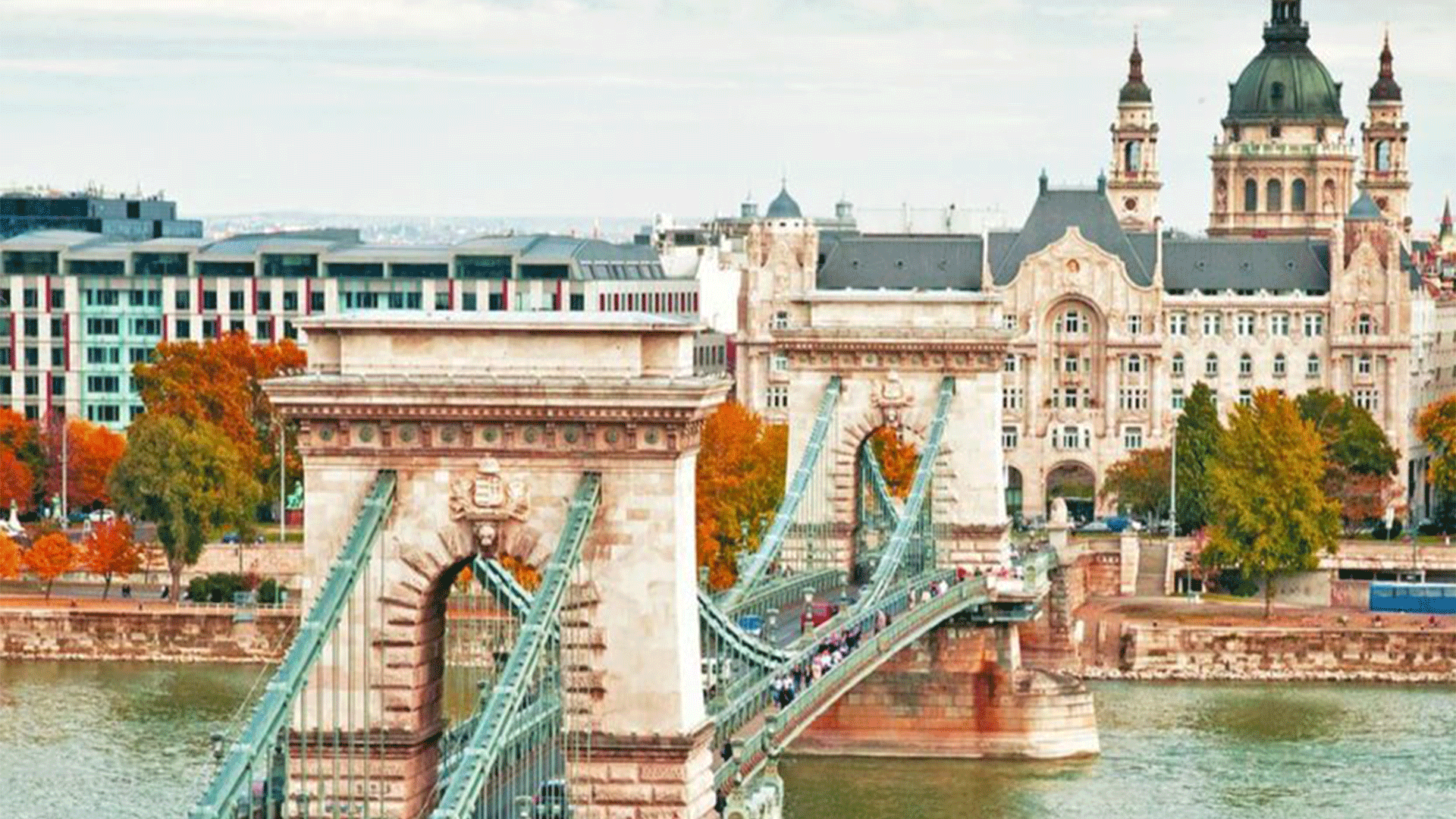 Ein Blick auf die Széchenyi-Kettenbrücke in Budapest