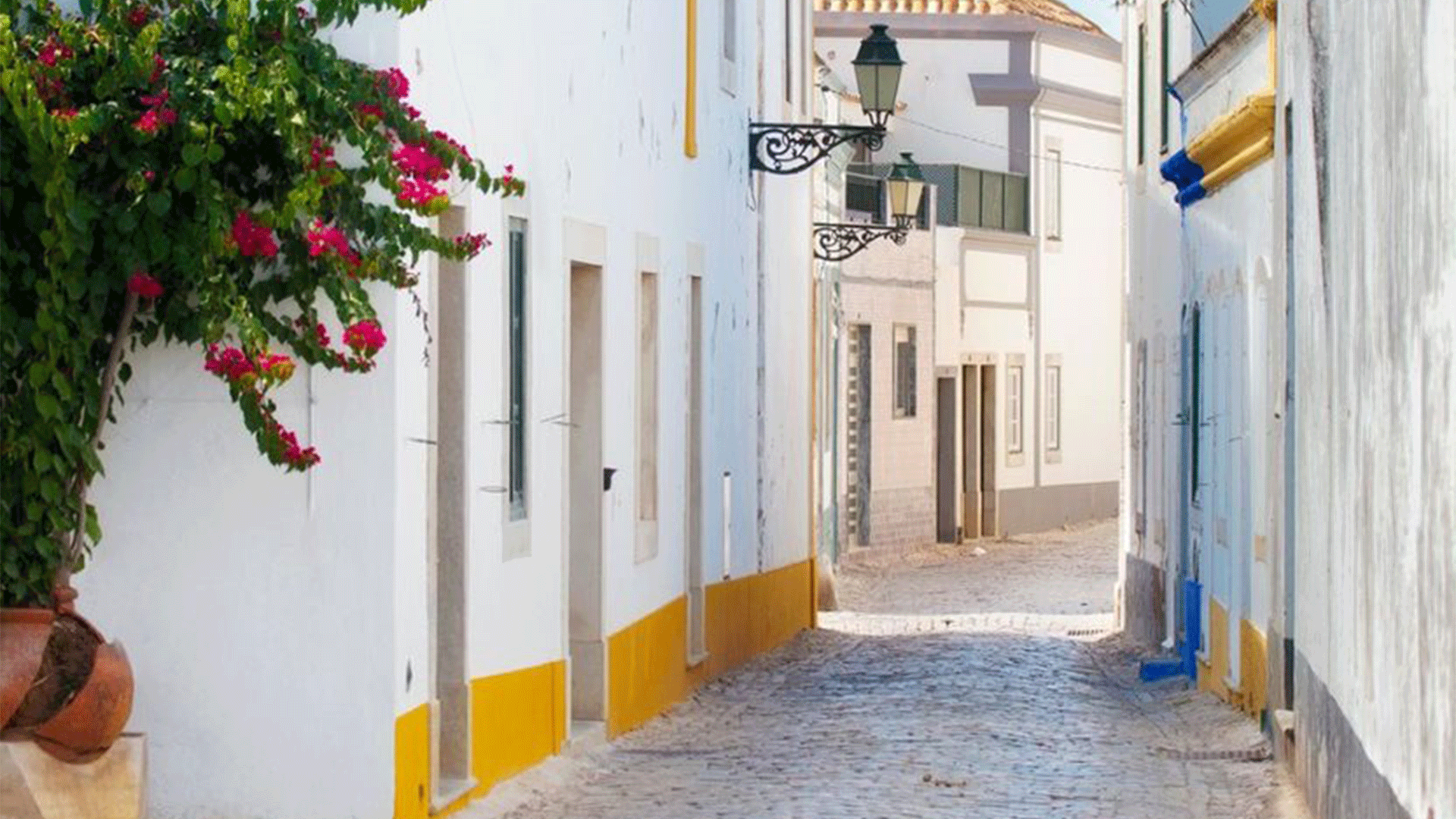 Een rustige, witgekalkte straat in Faro, Portugal