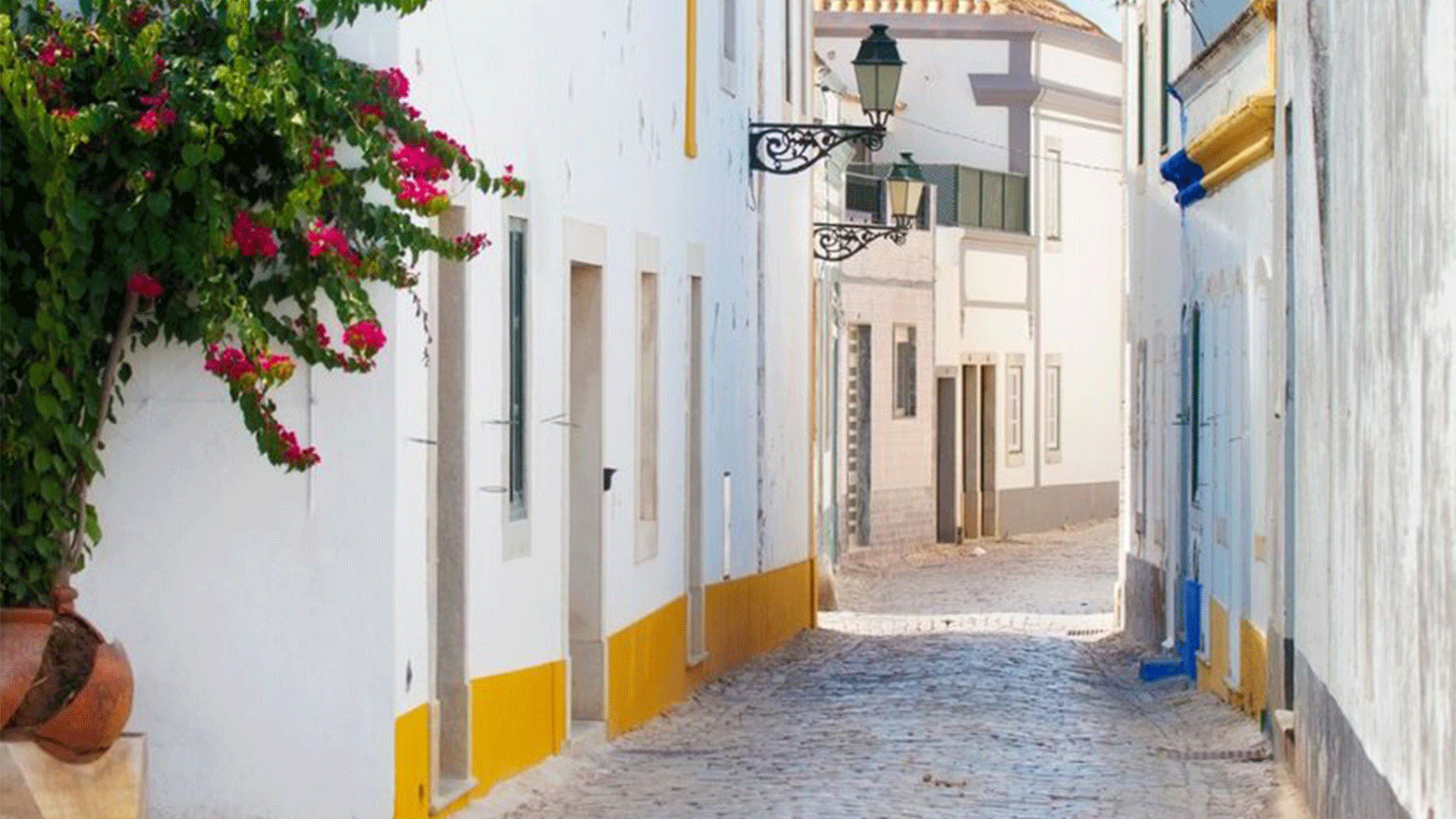 Eine ruhige, weiß getünchte Straße in Faro, Portugal