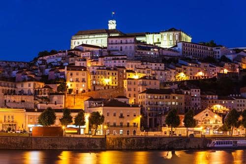 L'Università di Coimbra, illuminata di notte