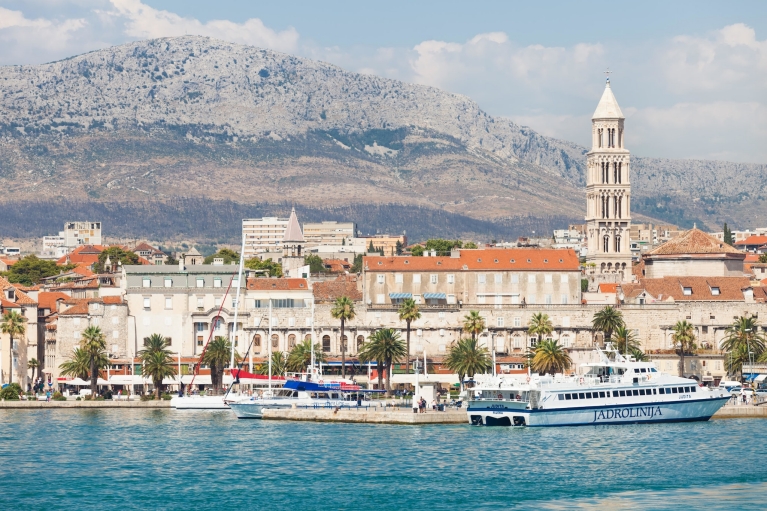 Uitzicht vanaf het water op Split en de omringende bergen