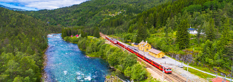 masthead-norway-train-in-green-landscape