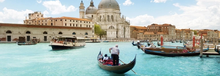 venice_grand_canal_with_gondolas_desktop_0