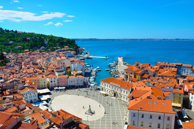 Vista a volo d'uccello di Pirano, Slovenia, e del mare