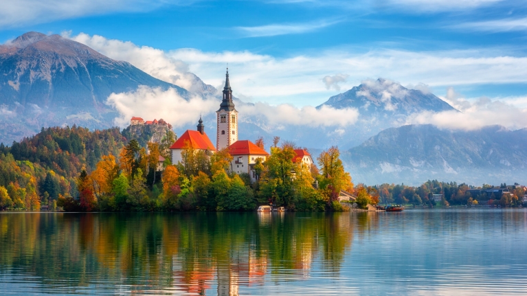 Una vista sul lago di Bled e sull'isola al centro del lago, col foliage autunnale 