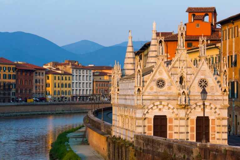 Der Fluss Arno in Pisa bei Sonnenuntergang 